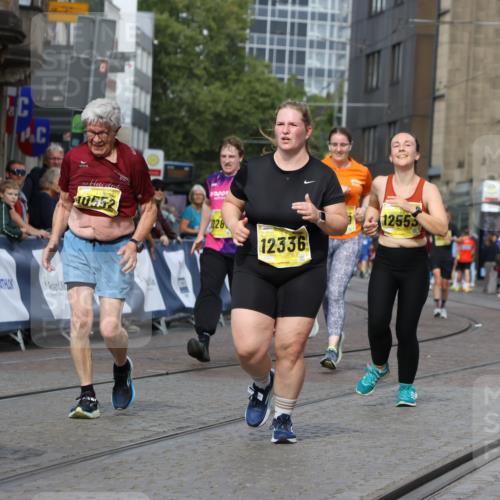 13.09.2026 - 21. swb-Marathon Bremen Strokosch-Dieckow http://msf.ph/oto/10389865 13.09.2026 11:11:43 Ziel 10419, 10510, 10546, 10611, 10977, 11036, 11216, 11231, 11289, 11458, 11702, 11745, 11870, 12126, 12148, 12220, 12311, 12464, 12508, 10582 meine-sportfotos.de