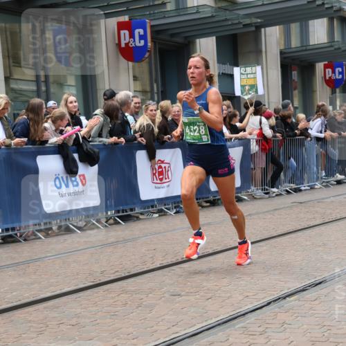 13.09.2026 - 21. swb-Marathon Bremen Strokosch-Dieckow http://msf.ph/oto/10389866 13.09.2026 13:01:04 Ziel 1411, 1619, 3019, 4118, 4328, 5996, 13063, 1619, 5663, 6359, 8749, 9849 meine-sportfotos.de