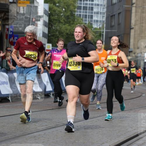 13.09.2026 - 21. swb-Marathon Bremen Strokosch-Dieckow http://msf.ph/oto/10389880 13.09.2026 11:11:43 Ziel 10419, 10510, 10546, 10611, 10977, 11036, 11216, 11231, 11289, 11458, 11702, 11745, 11870, 12126, 12148, 12220, 12311, 12464, 12508, 10582 meine-sportfotos.de