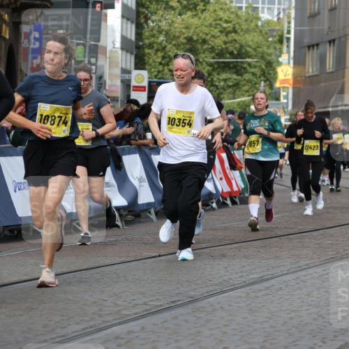 13.09.2026 - 21. swb-Marathon Bremen Strokosch-Dieckow http://msf.ph/oto/10390168 13.09.2026 11:12:43 Ziel 10213, 10406, 10414, 10909, 11052, 11633, 11716, 12327, 10483, 11606, 11671, 11832, 12050, 12423 meine-sportfotos.de