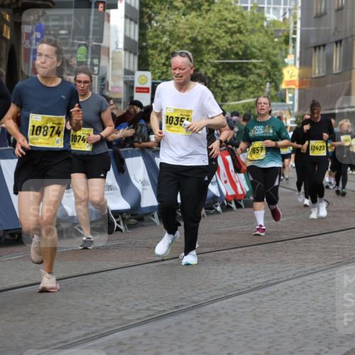 13.09.2026 - 21. swb-Marathon Bremen Strokosch-Dieckow http://msf.ph/oto/10390174 13.09.2026 11:12:43 Ziel 10213, 10406, 10414, 10909, 11052, 11633, 11716, 12327, 10483, 11606, 11671, 11832, 12050, 12423 meine-sportfotos.de