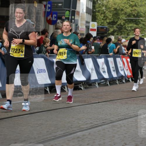 13.09.2026 - 21. swb-Marathon Bremen Strokosch-Dieckow http://msf.ph/oto/10390187 13.09.2026 11:12:46 Ziel 10213, 10406, 10414, 10874, 10875, 10909, 11052, 11090, 11633, 11716, 12327, 10483, 10893, 11606, 11627, 11671, 11832, 12050, 12060, 12423 meine-sportfotos.de