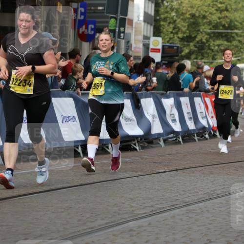 13.09.2026 - 21. swb-Marathon Bremen Strokosch-Dieckow http://msf.ph/oto/10390191 13.09.2026 11:12:46 Ziel 10213, 10406, 10414, 10874, 10875, 10909, 11052, 11090, 11633, 11716, 12327, 10483, 10893, 11606, 11627, 11671, 11832, 12050, 12060, 12423 meine-sportfotos.de