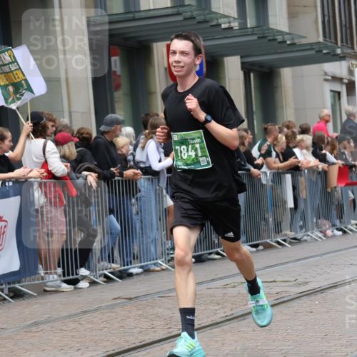 13.09.2026 - 21. swb-Marathon Bremen Strokosch-Dieckow http://msf.ph/oto/10390215 13.09.2026 13:02:21 Ziel 1795, 1850, 3609, 6918, 7841, 13237, 1667, 9583 meine-sportfotos.de