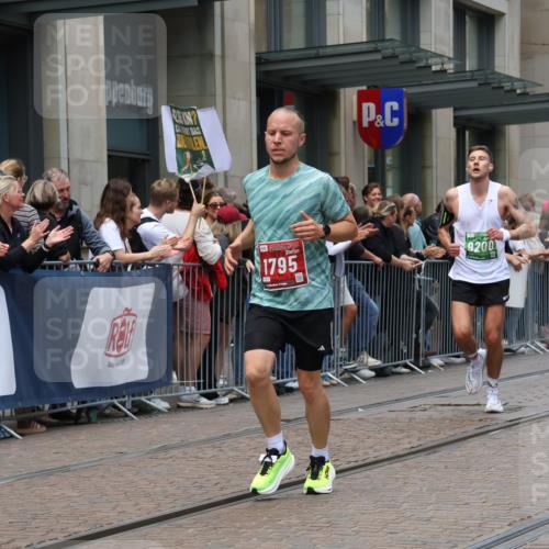 13.09.2026 - 21. swb-Marathon Bremen Strokosch-Dieckow http://msf.ph/oto/10390334 13.09.2026 13:02:48 Ziel 1381, 1862, 7206, 7265, 7478, 8028, 8319, 8325, 8331, 8756, 9200, 1381, 1795, 1850, 3609, 6918, 7841, 13237 meine-sportfotos.de