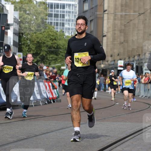 13.09.2026 - 21. swb-Marathon Bremen Strokosch-Dieckow http://msf.ph/oto/10390520 13.09.2026 11:13:37 Ziel 11048, 11670, 12521, 10330, 10766, 11078, 11999, 12010 meine-sportfotos.de
