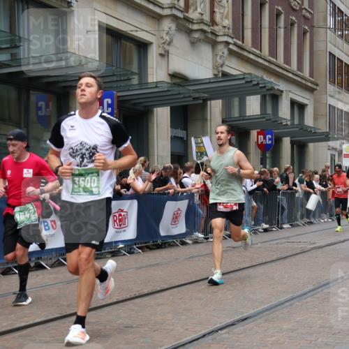 13.09.2026 - 21. swb-Marathon Bremen Strokosch-Dieckow http://msf.ph/oto/10390600 13.09.2026 13:03:42 Ziel 895, 2094, 2889, 3500, 4236, 6815, 8096, 9061, 9129, 9544, 9642, 1090, 1372, 1587, 1950, 3092, 5024, 5143, 5719, 6973, 7715 meine-sportfotos.de