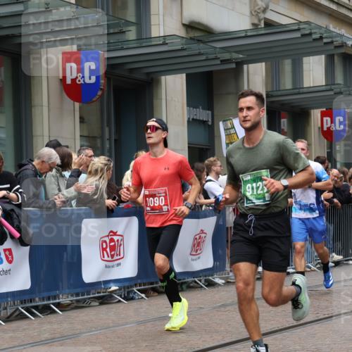 13.09.2026 - 21. swb-Marathon Bremen Strokosch-Dieckow http://msf.ph/oto/10390630 13.09.2026 13:03:46 Ziel 895, 2094, 2889, 3424, 3500, 4110, 4236, 6815, 9061, 9129, 9544, 9642, 9813, 1090, 1372, 1587, 1950, 3092, 5024, 5143, 5719, 6973, 7715, 8096 meine-sportfotos.de