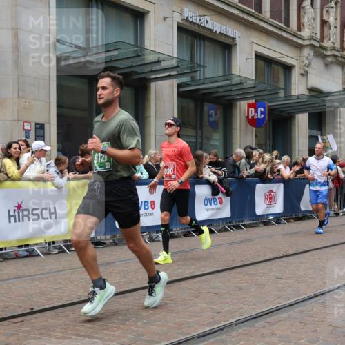 13.09.2026 - 21. swb-Marathon Bremen Strokosch-Dieckow http://msf.ph/oto/10390646 13.09.2026 13:03:48 Ziel 895, 2094, 2889, 3424, 3500, 4110, 4236, 6815, 9061, 9129, 9544, 9642, 9813, 1090, 1587, 1950, 2889, 3092, 5024, 5143, 5719, 6973, 8096 meine-sportfotos.de