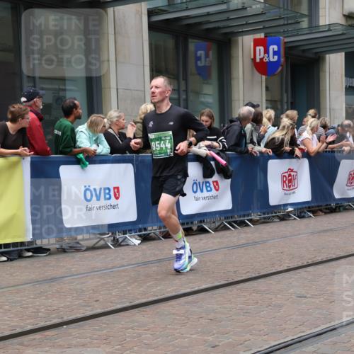 13.09.2026 - 21. swb-Marathon Bremen Strokosch-Dieckow http://msf.ph/oto/10390676 13.09.2026 13:03:51 Ziel 895, 2094, 3284, 3424, 3500, 4110, 4236, 4239, 6815, 9061, 9129, 9544, 9813, 1090, 1587, 2889, 3092, 3500, 5024, 5143, 5719, 6973, 8096, 9642 meine-sportfotos.de