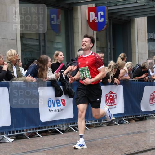 13.09.2026 - 21. swb-Marathon Bremen Strokosch-Dieckow http://msf.ph/oto/10390725 13.09.2026 13:04:02 Ziel 650, 744, 1860, 3284, 3424, 4110, 4239, 6815, 7871, 9813, 895, 1587, 2094, 2889, 3500, 4236, 8096, 9061, 9129, 9544, 9642 meine-sportfotos.de