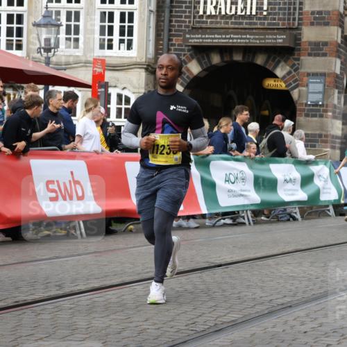 13.09.2026 - 21. swb-Marathon Bremen Strokosch-Dieckow http://msf.ph/oto/10390798 13.09.2026 11:14:22 Ziel 10491, 10799, 10880, 11027, 11233, 11535, 11902, 10303, 10722, 11041, 11140, 11173, 11363, 11408, 12112, 12431 meine-sportfotos.de