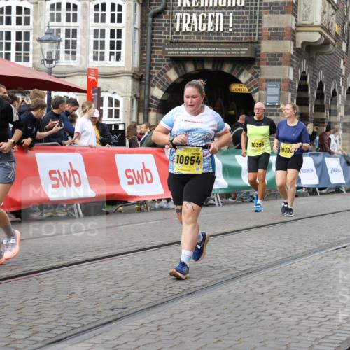 13.09.2026 - 21. swb-Marathon Bremen Strokosch-Dieckow http://msf.ph/oto/10390802 13.09.2026 11:14:27 Ziel 10402, 10491, 10799, 10854, 10880, 11027, 11233, 11535, 11864, 11902, 10519, 10705, 10722, 11186, 11408, 12112 meine-sportfotos.de