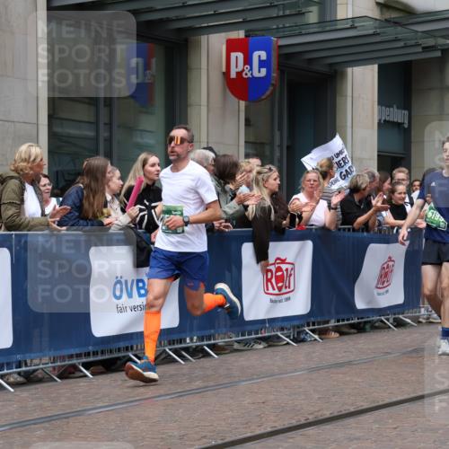 13.09.2026 - 21. swb-Marathon Bremen Strokosch-Dieckow http://msf.ph/oto/10391018 13.09.2026 13:04:40 Ziel 1336, 1712, 1822, 2297, 2646, 3196, 4729, 5674, 6708, 7538, 7814, 8054, 9306, 9495, 9689, 13187, 650, 744, 1223, 1224, 1860, 2207, 2956, 3284, 4239, 5283, 7871, 8701, 8936, 9070, 13034 meine-sportfotos.de