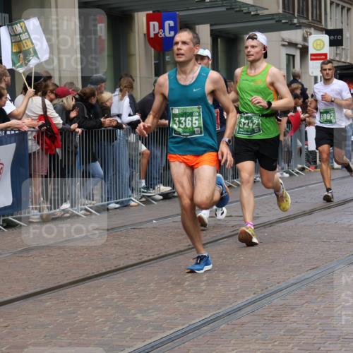 13.09.2026 - 21. swb-Marathon Bremen Strokosch-Dieckow http://msf.ph/oto/10391155 13.09.2026 13:05:08 Ziel 439, 1562, 3242, 3271, 3365, 4025, 5092, 5199, 5725, 6579, 7141, 9273, 1336, 1822, 2297, 2646, 3196, 4729, 5674, 6708, 7102, 7538, 7814, 8054, 9306, 9495, 9689, 13187 meine-sportfotos.de