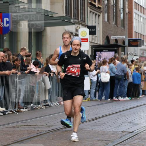 13.09.2026 - 21. swb-Marathon Bremen Strokosch-Dieckow http://msf.ph/oto/10391409 13.09.2026 13:06:10 Ziel 474, 508, 1770, 1901, 1921, 2832, 3910, 4777, 7590, 8621, 9934, 13148, 681, 1745, 3297, 3466, 3520, 4614, 4712, 5803, 6058, 6686, 7336, 7399, 8334, 8670, 8706, 8877, 8983, 9010, 9429, 9918 meine-sportfotos.de