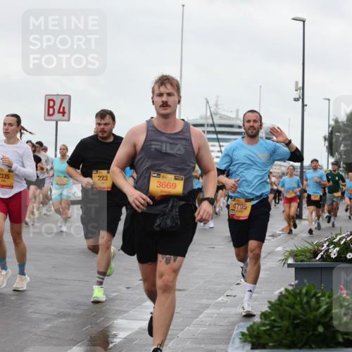 13.09.2026 - Kiel Lauf Andreas Tolksdorf http://msf.ph/oto/10403041 13.09.2026 11:03:04 Kiellinie 4, 39, 2335, 39, 223, 4, 38, 3669, 4795 meine-sportfotos.de