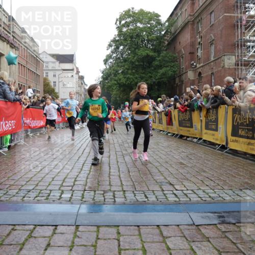 13.09.2026 - Kiel Lauf Yannick Fuchs http://msf.ph/oto/10405702 13.09.2026 08:57:39 Ziel 160, 406, 689, 1051, 1546, 1714, 2439, 3359, 3375, 4182, 4321, 4382, 4383, 5006, 5219, 5244, 5762, 5765, 5984, 6459, 7547, 7608, 7609, 7715, 9062, 9324, 9579, 10428, 10876, 11176, 11356, 700, 1769, 2128, 2129, 3382, 4834, 5003, 5340, 5719, 5809, 7478, 8341, 9542, 10321, 10892, 12215, 12512, 57, 1520, 2326, 2964, 3020, 3691, 4025, 4185, 5093, 5666, 5733, 5895, 6056, 7058, 7604, 8668, 8674, 8675, 8682, 8838, 9085, 9582, 9870, 9872, 10847, 10889, 11227, 2384 meine-sportfotos.de