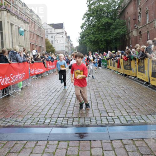 13.09.2026 - Kiel Lauf Yannick Fuchs http://msf.ph/oto/10405744 13.09.2026 08:57:44 Ziel 406, 689, 1051, 1520, 1714, 2439, 3359, 3375, 3691, 4182, 4321, 4382, 4383, 5219, 5244, 5733, 5762, 5765, 5895, 7058, 7547, 7604, 7608, 7609, 8668, 9324, 9579, 9870, 10428, 10889, 11176, 11640, 12157, 160, 700, 1546, 1769, 2128, 2129, 3382, 4834, 5006, 5809, 5984, 6459, 7478, 7715, 9062, 9542, 9579, 10321, 10876, 10892, 11356, 12512, 57, 1462, 1791, 2326, 2964, 3020, 3891, 4025, 4185, 5093, 5666, 6056, 8674, 8675, 8682, 8838, 9085, 9582, 9872, 10847, 11227 meine-sportfotos.de