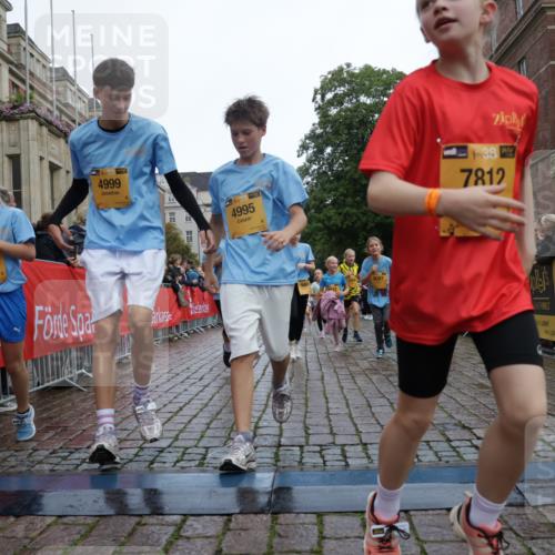 13.09.2026 - Kiel Lauf Yannick Fuchs http://msf.ph/oto/10405771 13.09.2026 08:57:49 Ziel 57, 689, 1520, 1714, 2326, 2439, 3020, 3359, 3375, 3691, 4182, 4185, 4321, 4382, 4383, 5093, 5219, 5244, 5666, 5733, 5762, 5765, 5895, 6056, 7058, 7547, 7604, 7608, 7609, 8668, 8838, 9870, 9872, 10847, 10889, 11176, 11227, 11339, 11640, 11860, 12157, 160, 406, 700, 1051, 1546, 1769, 2128, 2129, 2439, 3382, 4382, 4834, 5006, 5984, 6459, 7478, 7547, 7715, 9062, 9324, 9579, 10876, 10892, 11356, 1462, 1791, 2908, 2964, 3567, 3891, 4025, 8674, 8675, 8682, 9085, 9582 meine-sportfotos.de