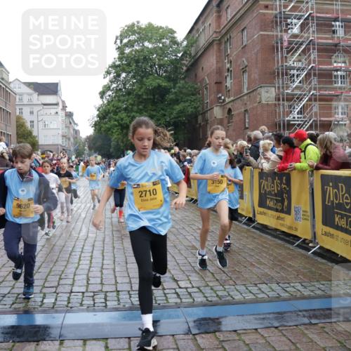 13.09.2026 - Kiel Lauf Yannick Fuchs http://msf.ph/oto/10405867 13.09.2026 08:57:59 Ziel 57, 1462, 1791, 2326, 2964, 3020, 3891, 4025, 4185, 5093, 5666, 5895, 6056, 6350, 6984, 7604, 8668, 8674, 8675, 8682, 8838, 9085, 9582, 9872, 10350, 10427, 10757, 10847, 10889, 11142, 11144, 11227, 11339, 11860, 160, 406, 689, 700, 1051, 1520, 1546, 1714, 1769, 2128, 2129, 2439, 3359, 3375, 3691, 4182, 4321, 4382, 4383, 4834, 5006, 5219, 5244, 5733, 5762, 5765, 5895, 5984, 6459, 7058, 7478, 7547, 7604, 7608, 7609, 7715, 8668, 9062, 9324, 9579, 10876, 11356, 734, 2908, 3567 meine-sportfotos.de