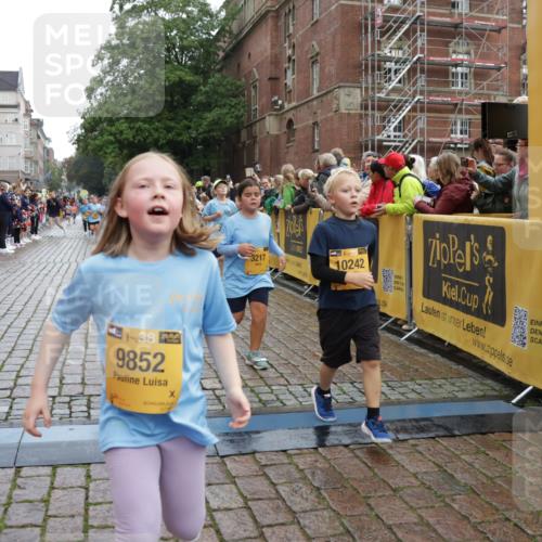 13.09.2026 - Kiel Lauf Yannick Fuchs http://msf.ph/oto/10405943 13.09.2026 08:58:07 Ziel 1462, 1791, 2908, 3567, 3891, 4025, 4491, 4995, 4999, 5005, 6246, 6350, 6428, 6984, 7026, 7031, 7574, 7576, 7812, 8674, 8675, 8682, 9085, 9097, 9372, 9490, 9585, 10350, 10427, 10566, 11142, 11144, 11638, 11673, 12216, 12357, 57, 160, 406, 689, 1051, 1520, 1714, 2326, 2439, 2964, 3020, 3359, 3375, 3691, 4182, 4185, 4321, 4382, 4383, 5006, 5093, 5219, 5244, 5666, 5733, 5762, 5765, 5895, 6056, 6459, 7058, 7547, 7604, 7608, 7609, 8668, 9062, 9324, 9579, 11356, 734 meine-sportfotos.de