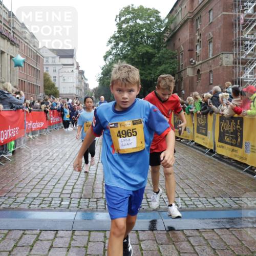 13.09.2026 - Kiel Lauf Yannick Fuchs http://msf.ph/oto/10406024 13.09.2026 08:58:16 Ziel 734, 1158, 2710, 2908, 3145, 3150, 3492, 3686, 4115, 4491, 4546, 4550, 4999, 5005, 6246, 6428, 6588, 7018, 7026, 7031, 7574, 7576, 8067, 9097, 9372, 9490, 9585, 9620, 9622, 9701, 10566, 10890, 10899, 10925, 11077, 11638, 11673, 12216, 12357, 57, 1462, 1520, 1791, 2326, 2964, 3020, 3359, 3375, 3567, 3691, 3891, 4025, 4182, 4185, 4321, 4995, 5093, 5219, 5244, 5666, 5733, 5895, 6056, 6350, 6984, 7058, 7574, 7604, 7608, 7609, 7812, 8668, 8674, 8675, 10566 meine-sportfotos.de