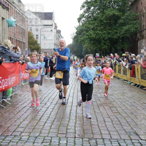 13.09.2026 - Kiel Lauf Yannick Fuchs http://msf.ph/oto/10406052 13.09.2026 08:58:19 Ziel 734, 1158, 2710, 3145, 3150, 3217, 3492, 3686, 4115, 4491, 4546, 4550, 4622, 6246, 6428, 6588, 7018, 7026, 8067, 9585, 9620, 9622, 9701, 9852, 10242, 10890, 10899, 10925, 11077, 11638, 11673, 57, 1462, 1520, 1791, 2326, 2908, 2964, 3020, 3567, 3691, 3891, 4025, 4182, 4185, 4995, 4999, 5005, 5093, 5666, 5733, 5895, 6056, 6350, 6984, 7031, 7058, 7574, 7576, 7604, 7812, 8668, 8674, 8675, 9097, 9372, 9490, 10566, 11638, 12216, 7058 meine-sportfotos.de
