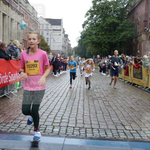 13.09.2026 - Kiel Lauf Yannick Fuchs http://msf.ph/oto/10406232 13.09.2026 08:58:37 Ziel 515, 1188, 2100, 4965, 5092, 5200, 5536, 5537, 5908, 7022, 8354, 11430, 11783, 12297, 734, 1158, 1382, 1462, 2710, 2908, 3145, 3150, 3217, 3492, 3567, 3686, 4115, 4491, 4546, 4550, 4622, 4995, 4999, 5005, 6246, 6350, 6428, 6588, 6984, 7018, 7026, 7031, 7574, 7576, 7812, 8067, 9097, 9372, 9490, 9585, 9620, 9622, 9701, 9852, 10242, 10566, 10890, 10899, 10925, 11077, 11638, 11673, 12216, 27, 339, 1119, 1348, 3242, 5201, 6151, 6573, 6896, 7223, 7407 meine-sportfotos.de
