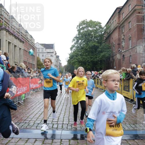 13.09.2026 - Kiel Lauf Yannick Fuchs http://msf.ph/oto/10406485 13.09.2026 08:59:01 Ziel 512, 1848, 2725, 4026, 5106, 5629, 6883, 6896, 7028, 7223, 7739, 7916, 8944, 10292, 10334, 11201, 11575, 27, 339, 515, 1119, 1188, 1348, 2100, 3242, 4965, 5092, 5200, 5201, 5536, 5537, 5908, 6151, 6573, 7022, 7407, 8354, 9773, 10211, 10821, 11252, 11386, 11430, 11783, 11924, 12297, 12517, 118, 3543, 3666, 3767, 3803, 3958, 4064, 4164, 4426, 4444, 5590, 6480, 6816, 7401, 7706, 8261, 9215, 9293, 9430, 1158, 1382, 3217, 3686, 4115, 4546, 4622 meine-sportfotos.de