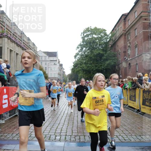 13.09.2026 - Kiel Lauf Yannick Fuchs http://msf.ph/oto/10406497 13.09.2026 08:59:01 Ziel 512, 1848, 2725, 4026, 5106, 5629, 6883, 6896, 7028, 7223, 7739, 7916, 8944, 10292, 10334, 11201, 11575, 27, 339, 515, 1119, 1188, 1348, 2100, 3242, 4965, 5092, 5200, 5201, 5536, 5537, 5908, 6151, 6573, 7022, 7407, 8354, 9773, 10211, 10821, 11252, 11386, 11430, 11783, 11924, 12297, 12517, 118, 3543, 3666, 3767, 3803, 3958, 4064, 4164, 4426, 4444, 5590, 6480, 6816, 7401, 7706, 8261, 9215, 9293, 9430, 1158, 1382, 3217, 3686, 4115, 4546, 4622 meine-sportfotos.de