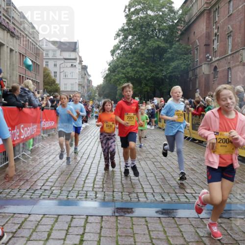 13.09.2026 - Kiel Lauf Yannick Fuchs http://msf.ph/oto/10406540 13.09.2026 08:59:06 Ziel 118, 512, 1848, 2725, 3543, 3666, 4026, 5106, 5629, 6883, 7028, 7739, 7916, 8261, 8944, 9215, 10334, 11201, 11575, 27, 339, 515, 1119, 1348, 2100, 3242, 4965, 5092, 5200, 5201, 5536, 5537, 6151, 6573, 6896, 7022, 7223, 7407, 8354, 9773, 10211, 10292, 10821, 11252, 11386, 11430, 11783, 11924, 12297, 12517, 3767, 3803, 3958, 4064, 4164, 4426, 4444, 4498, 4886, 5131, 5590, 6480, 6816, 7337, 7371, 7401, 7706, 9293, 9430, 1382, 3217 meine-sportfotos.de
