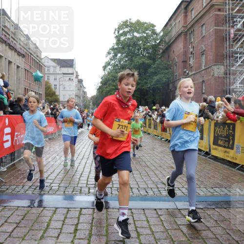 13.09.2026 - Kiel Lauf Yannick Fuchs http://msf.ph/oto/10406548 13.09.2026 08:59:06 Ziel 118, 512, 1848, 2725, 3543, 3666, 4026, 5106, 5629, 6883, 7028, 7739, 7916, 8261, 8944, 9215, 10334, 11201, 11575, 27, 339, 515, 1119, 1348, 2100, 3242, 4965, 5092, 5200, 5201, 5536, 5537, 6151, 6573, 6896, 7022, 7223, 7407, 8354, 9773, 10211, 10292, 10821, 11252, 11386, 11430, 11783, 11924, 12297, 12517, 3767, 3803, 3958, 4064, 4164, 4426, 4444, 4498, 4886, 5131, 5590, 6480, 6816, 7337, 7371, 7401, 7706, 9293, 9430, 1382, 3217 meine-sportfotos.de