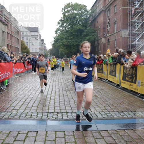 13.09.2026 - Kiel Lauf Yannick Fuchs http://msf.ph/oto/10406694 13.09.2026 08:59:22 Ziel 125, 3767, 3803, 3958, 4064, 4164, 4426, 4444, 4498, 4886, 5131, 5590, 6480, 6816, 6944, 7337, 7371, 7401, 7706, 8069, 9293, 9358, 9430, 9623, 10682, 11189, 11395, 11617, 11808, 12004, 12383, 118, 512, 1119, 1848, 2725, 3242, 3543, 3666, 4026, 5106, 5629, 6151, 6883, 6896, 7028, 7223, 7739, 7916, 8261, 8944, 9215, 10211, 10292, 10334, 10821, 11201, 11386, 11575, 11924, 12517, 579, 1413, 1549, 1792, 2342, 3165, 3537, 3890, 4481, 5016, 6943, 12517 meine-sportfotos.de