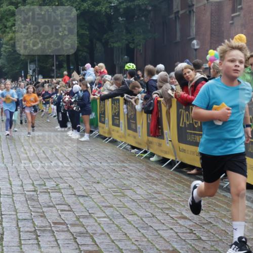 13.09.2026 - Kiel Lauf Yannick Fuchs http://msf.ph/oto/10406802 13.09.2026 08:59:34 Ziel 125, 579, 1413, 1549, 1792, 2342, 3165, 3537, 3890, 4481, 4498, 4886, 5016, 6943, 6944, 7320, 7396, 7981, 8069, 8153, 8530, 9151, 9358, 9370, 9394, 10665, 10723, 11189, 11364, 11570, 12586, 118, 512, 1848, 2725, 3543, 3666, 3767, 3803, 3958, 4026, 4064, 4164, 4426, 4444, 5106, 5131, 5590, 5629, 6480, 6816, 7028, 7337, 7371, 7401, 7706, 7739, 7916, 8069, 8261, 9215, 9293, 9430, 9623, 10682, 11201, 11395, 11575, 11617, 12004, 12383, 28 meine-sportfotos.de