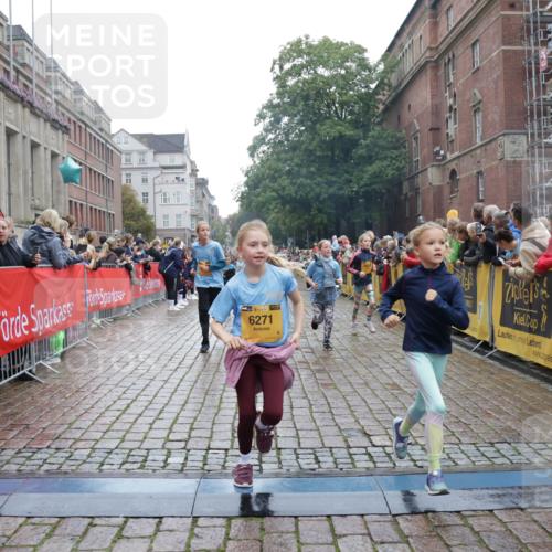 13.09.2026 - Kiel Lauf Yannick Fuchs http://msf.ph/oto/10406858 13.09.2026 08:59:42 Ziel 28, 533, 579, 621, 2906, 2962, 3537, 3865, 3867, 3890, 7919, 8530, 8673, 8932, 9036, 9151, 9370, 9394, 9939, 11364, 11570, 11980, 12298, 12329, 12586, 118, 125, 1413, 1549, 1792, 2342, 3165, 3543, 3666, 3767, 3803, 3958, 4064, 4164, 4426, 4444, 4481, 4498, 4886, 5016, 5131, 5590, 6480, 6816, 6943, 6944, 7320, 7337, 7371, 7396, 7401, 7706, 7981, 8069, 8153, 8261, 9215, 9293, 9358, 9370, 9430, 9623, 10665, 10682, 10723, 11189, 11395, 11570, 11617, 12004, 12383, 7746 meine-sportfotos.de