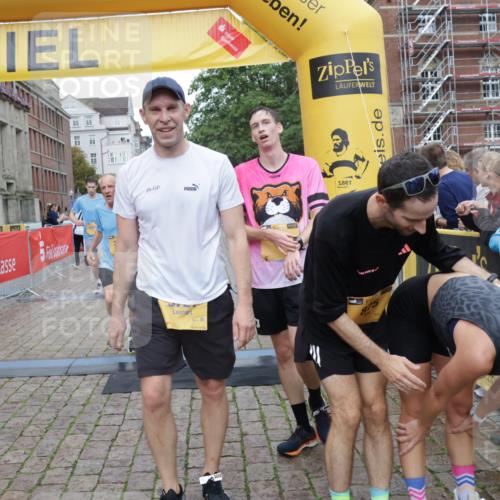 13.09.2026 - Kiel Lauf Yannick Fuchs http://msf.ph/oto/10406970 13.09.2026 10:33:20 Ziel 864, 1327, 1331, 1525, 1979, 2824, 3991, 4929, 5197, 5274, 5907, 6537, 7030, 7709, 8280, 9411, 9891, 9975, 10331, 10448, 10773, 11063, 11754, 12277, 12339, 32, 342, 1327, 1467, 3327, 3997, 4393, 6337, 6988, 7030, 9222, 9879, 10181, 10338, 10552, 11597, 12728, 435, 446, 813, 1958, 2073, 2775, 3323, 3799, 3924, 5961, 6080, 6569, 6775, 8225, 8641, 8938, 8940, 10984, 11289, 12729, 342, 870, 875, 1612, 1801, 4393, 4963, 5721, 6337, 7471, 7650, 8621, 10338, 11597, 12353 meine-sportfotos.de