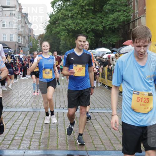 13.09.2026 - Kiel Lauf Yannick Fuchs http://msf.ph/oto/10407601 13.09.2026 10:35:06 Ziel 1640, 2268, 3400, 4022, 4028, 4449, 4951, 5247, 5386, 6578, 6603, 7960, 8164, 8266, 9220, 9541, 9853, 9988, 10065, 10361, 10676, 11368, 12095, 1307, 1667, 2044, 2432, 2449, 3180, 3470, 3547, 3603, 3864, 4351, 4608, 4735, 5218, 5576, 6225, 6260, 6941, 7006, 7273, 7672, 7928, 8195, 8480, 8746, 9276, 9389, 10549, 10904, 10905, 11163, 11374, 400, 1784, 2390, 2687, 5293, 6381, 7710, 7971, 8750, 9143, 9261, 9264, 10475, 11568, 11758, 93, 3180, 4351, 4608, 4735 meine-sportfotos.de