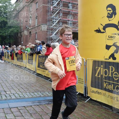 13.09.2026 - Kiel Lauf Yannick Fuchs http://msf.ph/oto/10407780 13.09.2026 09:01:29 Ziel 300, 1794, 3578, 4784, 6257, 7613, 8614, 8691, 11562, 11901, 12296, 12436, 1662, 2553, 6561, 7982, 9503, 12506, 1353, 1355, 1959, 2321, 2568, 3362, 4415, 6315, 7210, 9285, 9287, 9615, 11772, 12626, 3135, 3611, 6561, 7487, 7991, 10636, 11425 meine-sportfotos.de