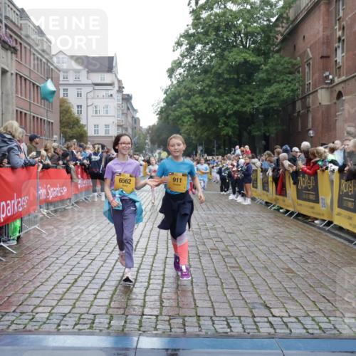 13.09.2026 - Kiel Lauf Yannick Fuchs http://msf.ph/oto/10407934 13.09.2026 09:01:48 Ziel 1353, 1355, 1959, 2321, 2568, 6315, 9285, 9287, 9615, 11772, 300, 1794, 2553, 3362, 3578, 4415, 4784, 6257, 7210, 7613, 8614, 8691, 11562, 11772, 11901, 12296, 12436, 12626, 911, 2916, 3592, 5577, 6062, 6562, 7062, 9501, 10336, 11119, 11578, 12211, 12321, 12539, 1662, 7982 meine-sportfotos.de