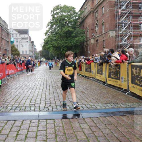 13.09.2026 - Kiel Lauf Yannick Fuchs http://msf.ph/oto/10408259 13.09.2026 09:02:25 Ziel 1992, 2635, 3250, 3405, 3406, 4337, 5482, 6251, 6485, 6672, 6749, 7853, 8183, 8419, 10288, 11571, 911, 2916, 3405, 3592, 5271, 5577, 6062, 6251, 6562, 7062, 9501, 10324, 10336, 11119, 11578, 12211, 12321, 12446, 12539, 963, 5618, 5983, 6853, 9119, 9212, 12270, 1353, 1355, 1959, 9285, 9615 meine-sportfotos.de