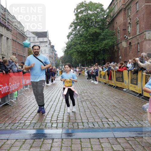 13.09.2026 - Kiel Lauf Yannick Fuchs http://msf.ph/oto/10408331 13.09.2026 09:02:48 Ziel 1830, 1870, 5983, 12052, 12270, 963, 1992, 2635, 3250, 3405, 3406, 4337, 5482, 5618, 6251, 6485, 6672, 6749, 6853, 7853, 8183, 8419, 9119, 9212, 10288, 11571, 12270, 1175, 2178, 2739, 1992, 3250, 3405, 5271, 6251, 6672, 8183, 10324, 10336, 11571, 12446 meine-sportfotos.de