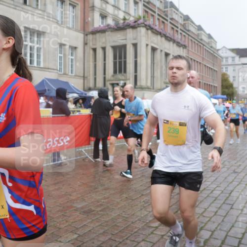 13.09.2026 - Kiel Lauf Yannick Fuchs http://msf.ph/oto/10411672 13.09.2026 10:42:51 Ziel 1680, 1975, 2239, 2273, 2999, 3260, 3584, 4120, 5450, 5814, 5911, 5933, 6129, 6136, 6147, 6320, 6567, 6839, 7188, 7422, 7657, 7692, 7814, 8287, 8759, 9177, 9341, 10485, 10667, 10711, 11129, 11164, 11643, 12208, 12279, 12825, 12827, 239, 757, 1245, 1328, 1638, 1680, 2224, 2314, 2507, 2745, 2820, 3036, 3367, 3474, 3821, 4034, 4320, 4352, 4451, 5476, 5636, 5802, 5877, 5952, 6020, 6088, 6196, 6615, 7014, 7187, 7299, 7586, 7685, 8304, 9152, 2427, 5437, 5155, 7475, 8034, 9420 meine-sportfotos.de
