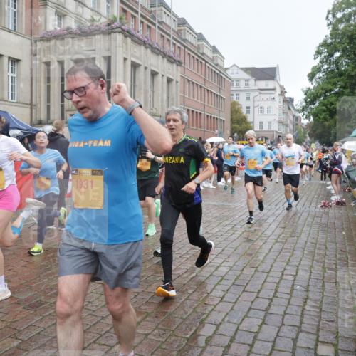 13.09.2026 - Kiel Lauf Yannick Fuchs http://msf.ph/oto/10412417 13.09.2026 10:43:39 Ziel 149, 1536, 1720, 2317, 3123, 4143, 4493, 4541, 4669, 4850, 4941, 5059, 5127, 5419, 6368, 6716, 7351, 8037, 9281, 9337, 9823, 10247, 10683, 11067, 11774, 12544, 12763, 12778, 245, 485, 534, 610, 681, 1069, 1121, 1178, 1290, 1500, 1720, 1780, 1931, 2119, 2131, 2376, 2502, 2633, 2680, 2800, 2887, 2954, 3132, 3169, 3911, 3976, 4124, 4218, 4282, 4690, 4718, 4825, 5070, 5222, 5414, 5679, 5715, 5848, 6079, 6139, 6231, 6422, 6492, 6536, 6655, 1977, 5437 meine-sportfotos.de