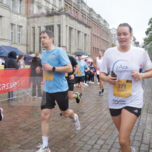 13.09.2026 - Kiel Lauf Yannick Fuchs http://msf.ph/oto/10412874 13.09.2026 10:44:22 Ziel 702, 1275, 1335, 1377, 1379, 1439, 1839, 2289, 2545, 2826, 3009, 3186, 3469, 5183, 5294, 5599, 5697, 5740, 5778, 5859, 6059, 6229, 6611, 6959, 7250, 7291, 7468, 7504, 7534, 8536, 9229, 9286, 9401, 9596, 10205, 10405, 10406, 11019, 11165, 11195, 11347, 11352, 11538, 11716, 11851, 11940, 12839, 12842, 56, 202, 305, 318, 371, 939, 1118, 1215, 1242, 1956, 1977, 2316, 2653, 2729, 2861, 2873, 2971, 3258, 3308, 3573, 3734, 3806, 3918, 4422, 4728, 4746, 6059, 7534, 688 meine-sportfotos.de