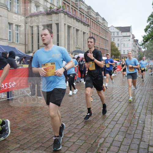 13.09.2026 - Kiel Lauf Yannick Fuchs http://msf.ph/oto/10412936 13.09.2026 10:44:27 Ziel 501, 1275, 1335, 1377, 1439, 2289, 2545, 2826, 2837, 3009, 3469, 3980, 4243, 5183, 5294, 5599, 5697, 5699, 5740, 5778, 6229, 6611, 6711, 6959, 7250, 7291, 7468, 7504, 7677, 7763, 8536, 8701, 9286, 9401, 9596, 10205, 11165, 11347, 11352, 11538, 11716, 11851, 11938, 11940, 12425, 12589, 12839, 12842, 56, 202, 305, 318, 702, 939, 1118, 1215, 1242, 1379, 1839, 1956, 1977, 2729, 2861, 2873, 3186, 3573, 3806, 3918, 4422, 4728, 4746, 5183, 5859, 6059, 7534, 688 meine-sportfotos.de