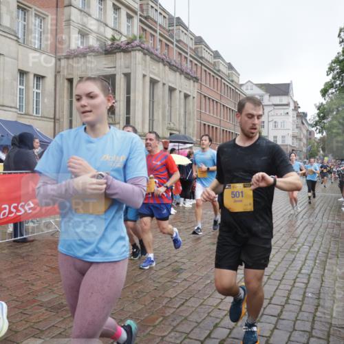 13.09.2026 - Kiel Lauf Yannick Fuchs http://msf.ph/oto/10413437 13.09.2026 10:45:02 Ziel 427, 451, 1181, 1606, 2410, 3753, 3872, 4044, 4681, 6298, 7327, 7765, 8198, 8941, 9702, 9703, 9917, 10388, 10526, 10572, 10666, 10986, 11473, 12240, 12670, 501, 688, 1323, 1357, 1751, 1753, 2189, 2488, 2659, 2837, 2920, 2952, 3134, 3152, 3282, 3591, 3980, 4033, 4243, 4432, 4532, 4829, 5420, 5567, 5699, 6194, 6580, 6637, 6711, 6731, 7122, 7279, 7468, 7677, 7701, 7910, 8445, 8669, 9326, 10082, 1482, 1590, 2391, 3285, 3796, 4588, 5220, 5361 meine-sportfotos.de