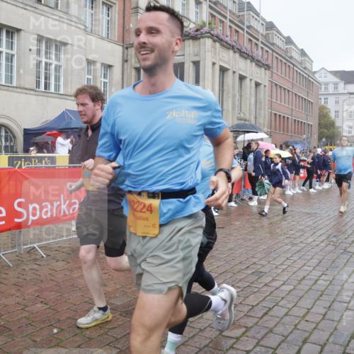 13.09.2026 - Kiel Lauf Yannick Fuchs http://msf.ph/oto/10414557 13.09.2026 10:46:22 Ziel 206, 1013, 1913, 2448, 2776, 3422, 4331, 4397, 4516, 5017, 5421, 7044, 7840, 8277, 8310, 8520, 9361, 9415, 10469, 10699, 10836, 11232, 11642, 12000, 12077, 12306, 12743, 123, 272, 498, 499, 550, 665, 1030, 1374, 1582, 1725, 2421, 3781, 3844, 5348, 5510, 5515, 5564, 6385, 6436, 6980, 7073, 7241, 7772, 7939, 8403, 8551, 8561, 8655, 8816, 8881, 9207, 9375, 9715, 10050, 10809, 4499, 9875, 12466, 1229, 1537, 2563, 7889 meine-sportfotos.de