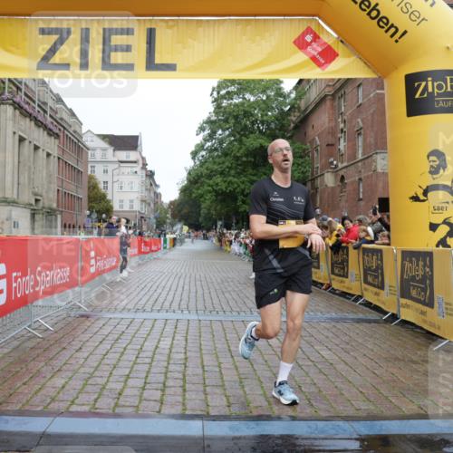 13.09.2026 - Kiel Lauf Yannick Fuchs http://msf.ph/oto/10415308 13.09.2026 09:36:43 Ziel 2430, 7546, 9450, 391, 3056, 3866, 9630, 12726, 2455, 3900, 3056, 5662 meine-sportfotos.de