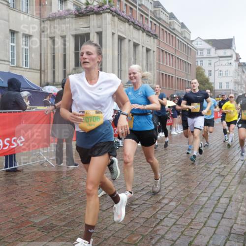 13.09.2026 - Kiel Lauf Yannick Fuchs http://msf.ph/oto/10415317 13.09.2026 10:47:15 Ziel 116, 821, 1107, 1367, 1563, 1674, 1803, 2000, 2185, 2429, 2713, 2947, 3183, 3463, 4150, 4380, 4773, 4789, 5089, 5195, 5505, 5649, 5914, 6142, 7288, 8238, 8707, 8839, 8953, 9200, 9536, 9645, 9646, 9675, 9989, 10340, 10508, 10718, 10949, 11560, 11561, 11730, 11773, 85, 111, 184, 189, 226, 404, 525, 816, 898, 1169, 1563, 1674, 1982, 2551, 2576, 2594, 2702, 2728, 3533, 3878, 3964, 4014, 4147, 4674, 4894, 5424, 5449, 5591, 5974, 6551, 6742, 6874, 6909, 8219, 8283, 8475, 8901, 365 meine-sportfotos.de